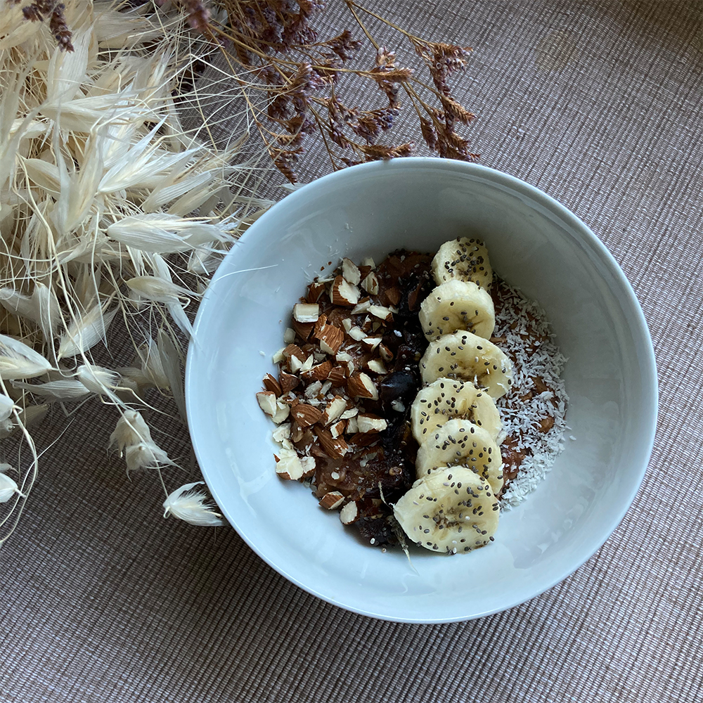 petit-dej sain porridge chocolat bananes dattes amandes